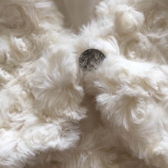 ๐ 4/$30 NWT Girls Faux Fur Shawl - Picture 3 of 5